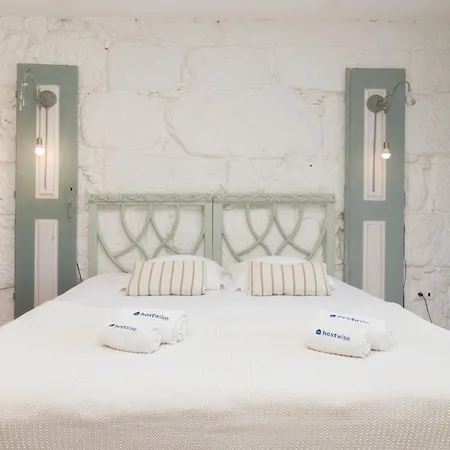 Host Wise - Homely Noble Flats - Garden & Jacuzzi *