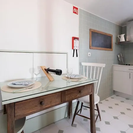 Host Wise - Homely Noble Flats - Garden & Jacuzzi 아파트 포르투