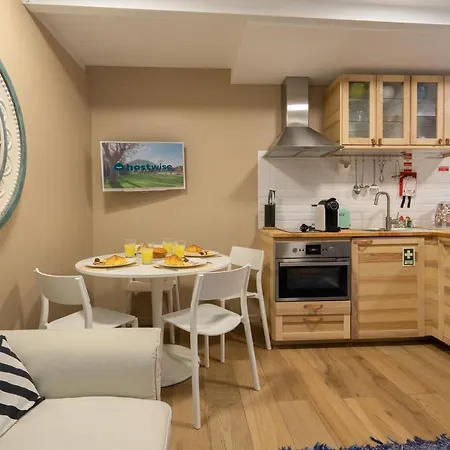 아파트 Host Wise - Homely Noble Flats - Garden & Jacuzzi *