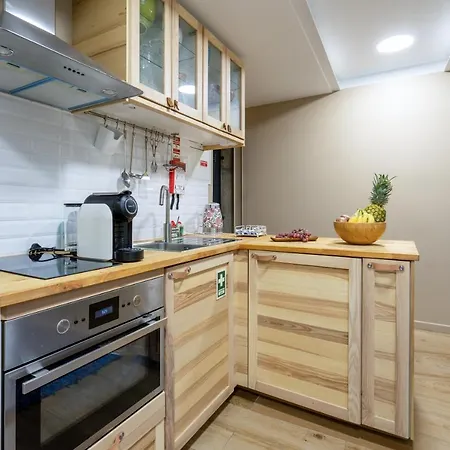 Host Wise - Homely Noble Flats - Garden & Jacuzzi 아파트