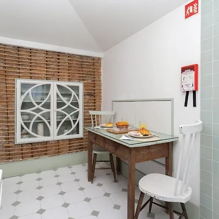 아파트 Host Wise - Homely Noble Flats - Garden & Jacuzzi