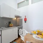 Host Wise - Homely Noble Flats - Garden & Jacuzzi *