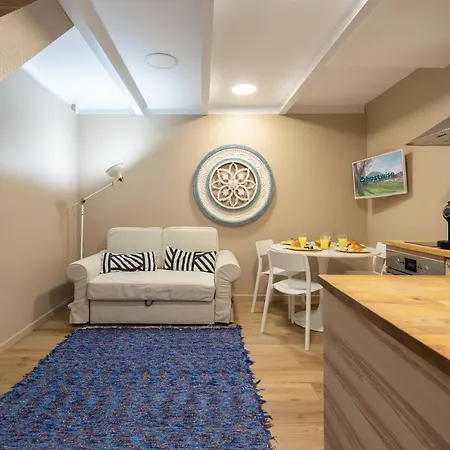 Apartman Host Wise - Homely Noble Flats - Garden & Jacuzzi *