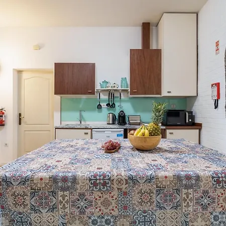 Host Wise - Homely Noble Flats - Garden & Jacuzzi Apartment *