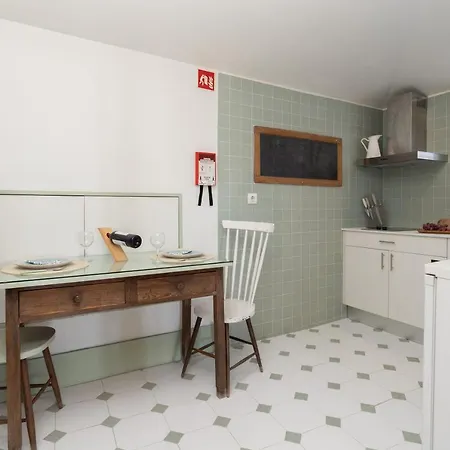 Host Wise - Homely Noble Flats - Garden & Jacuzzi *