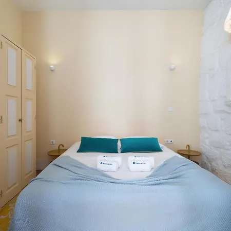 Host Wise - Homely Noble Flats - Garden & Jacuzzi Apartment