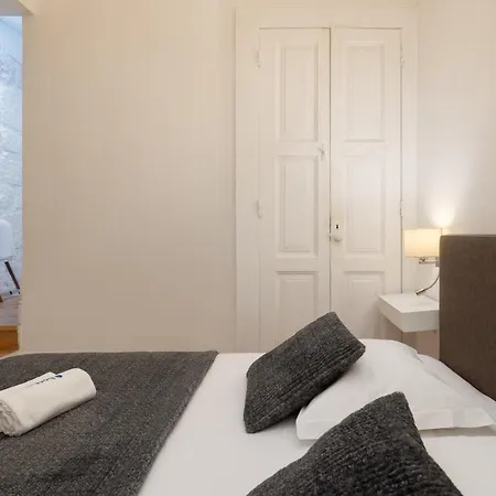 Host Wise - Homely Noble Flats - Garden & Jacuzzi Apartment