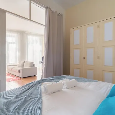 Apartment Host Wise - Homely Noble Flats - Garden & Jacuzzi *