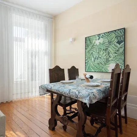 Host Wise - Homely Noble Flats - Garden & Jacuzzi Apartment
