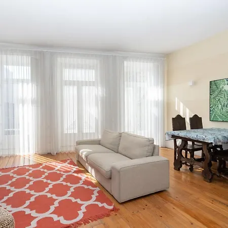 Host Wise - Homely Noble Flats - Garden & Jacuzzi Apartment *