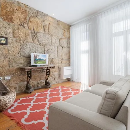 Host Wise - Homely Noble Flats - Garden & Jacuzzi Apartment *