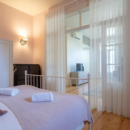 Host Wise - Homely Noble Flats - Garden & Jacuzzi Apartment