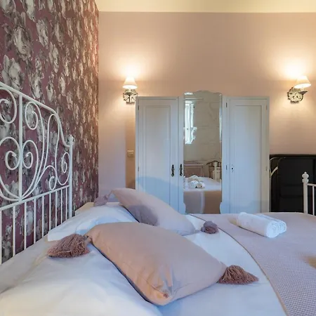 Host Wise - Homely Noble Flats - Garden & Jacuzzi Apartment