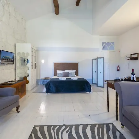 Host Wise - Homely Noble Flats - Garden & Jacuzzi Apartment *