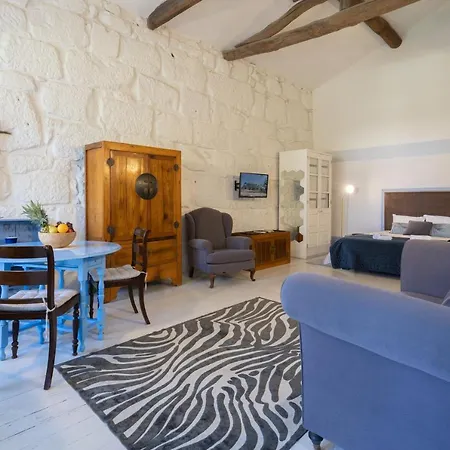 Host Wise - Homely Noble Flats - Garden & Jacuzzi Apartment