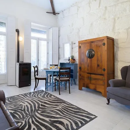 Host Wise - Homely Noble Flats - Garden & Jacuzzi Apartment *
