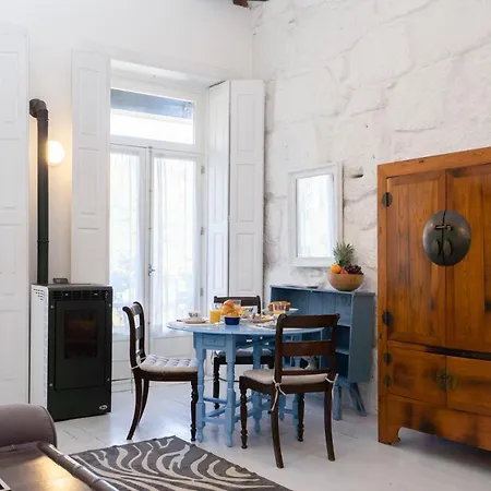 Host Wise - Homely Noble Flats - Garden & Jacuzzi Apartment *