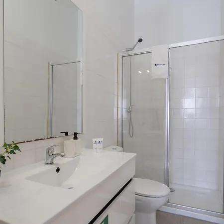 Host Wise - Homely Noble Flats - Garden & Jacuzzi *