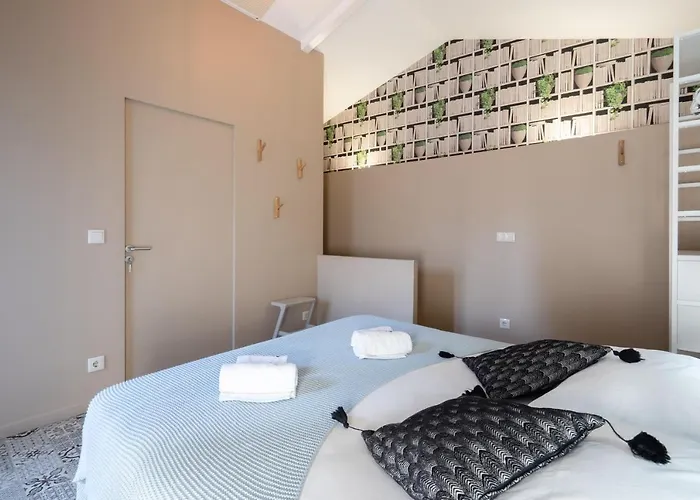 Host Wise - Homely Noble Flats - Garden & Jacuzzi Апартаменты *