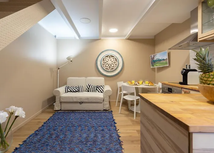 Διαμέρισμα Host Wise - Homely Noble Flats - Garden & Jacuzzi *