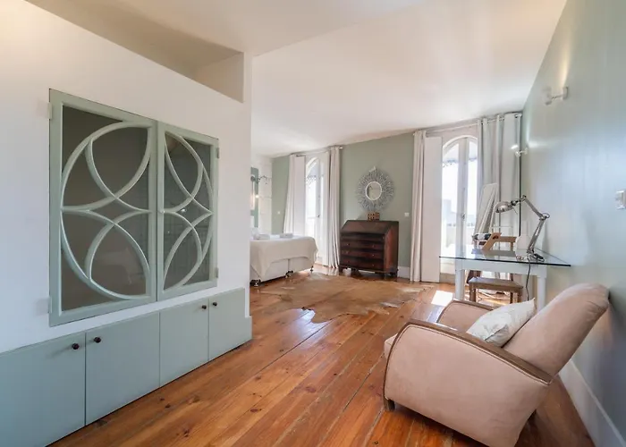 Host Wise - Homely Noble Flats - Garden & Jacuzzi