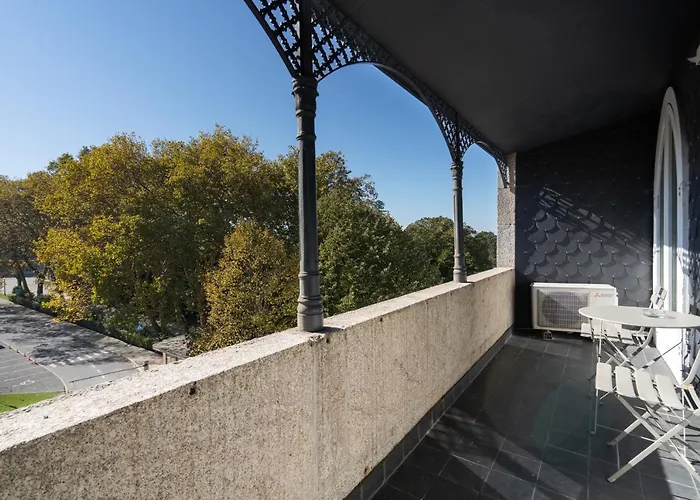 Host Wise - Homely Noble Flats - Garden & Jacuzzi