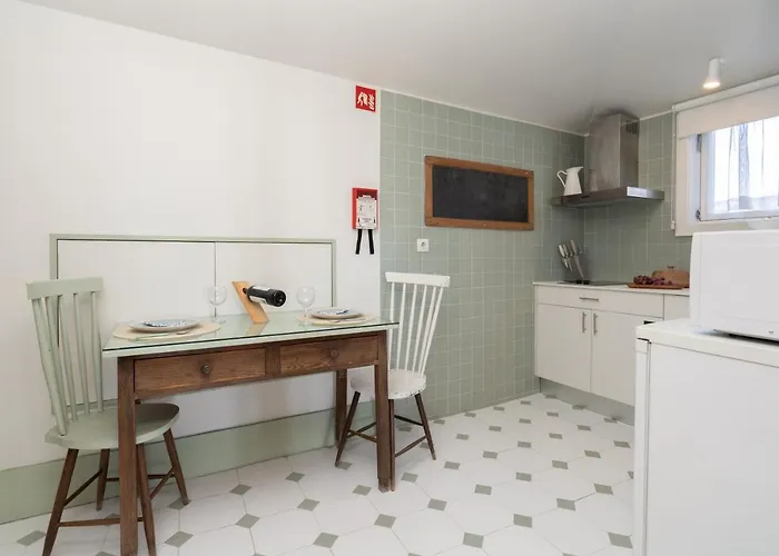 Host Wise - Homely Noble Flats - Garden & Jacuzzi *