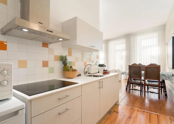 Host Wise - Homely Noble Flats - Garden & Jacuzzi *