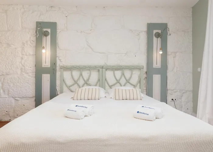 Host Wise - Homely Noble Flats - Garden & Jacuzzi *