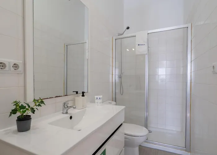 Host Wise - Homely Noble Flats - Garden & Jacuzzi *