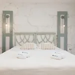 Host Wise - Homely Noble Flats - Garden&jacuzzi *