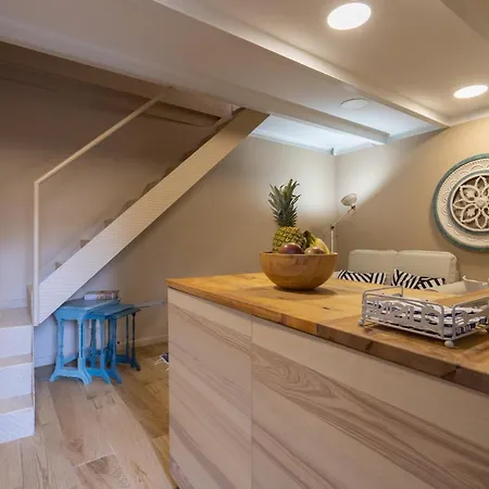 Host Wise - Homely Noble Flats - Garden & Jacuzzi Apartament *