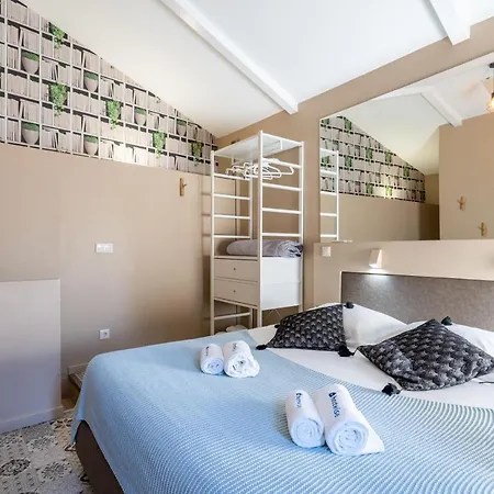 Host Wise - Homely Noble Flats - Garden & Jacuzzi *