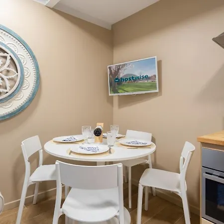 Host Wise - Homely Noble Flats - Garden & Jacuzzi Apartament