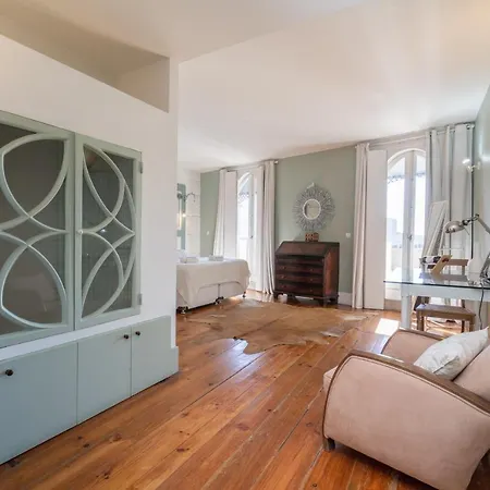 Host Wise - Homely Noble Flats - Garden & Jacuzzi