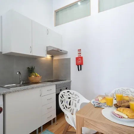 Host Wise - Homely Noble Flats - Garden & Jacuzzi *