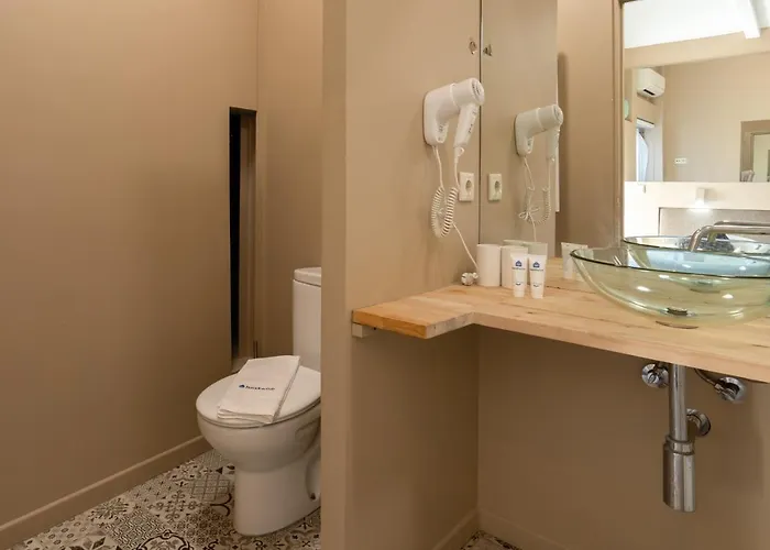 Host Wise - Homely Noble Flats - Garden & Jacuzzi דירה