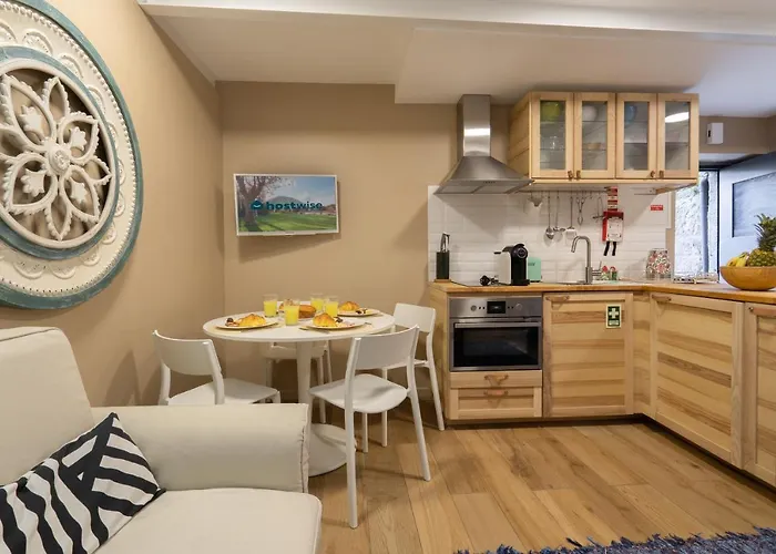 דירה Host Wise - Homely Noble Flats - Garden & Jacuzzi *