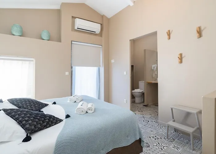 Host Wise - Homely Noble Flats - Garden & Jacuzzi דירה *