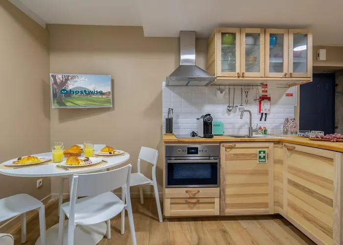 Host Wise - Homely Noble Flats - Garden & Jacuzzi דירה *