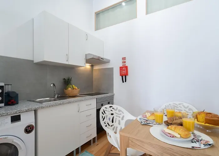 Host Wise - Homely Noble Flats - Garden & Jacuzzi *