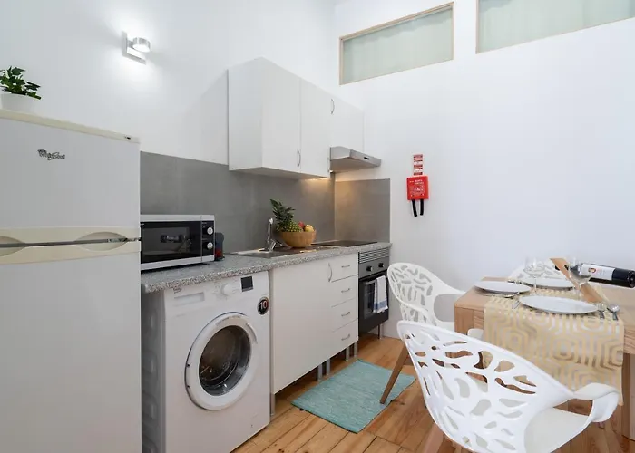 Host Wise - Homely Noble Flats - Garden & Jacuzzi