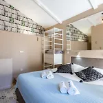 Host Wise - Homely Noble Flats - Garden & Jacuzzi *