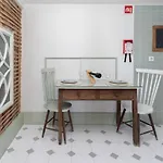 Host Wise - Homely Noble Flats - Garden & Jacuzzi * Porto