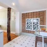 Host Wise - Homely Noble Flats - Garden & Jacuzzi * Porto