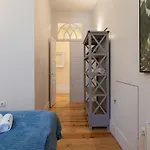 Host Wise - Homely Noble Flats - Garden & Jacuzzi * Porto