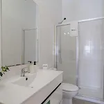 Host Wise - Homely Noble Flats - Garden & Jacuzzi *