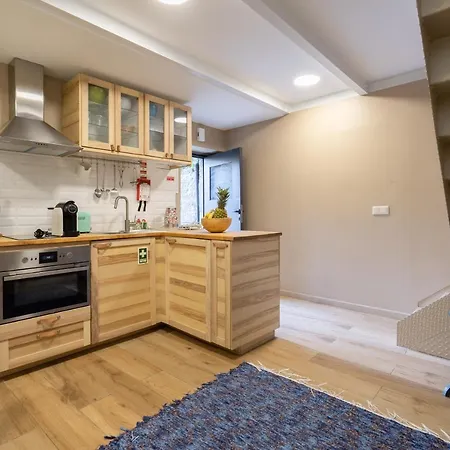 Host Wise - Homely Noble Flats - Garden & Jacuzzi 아파트