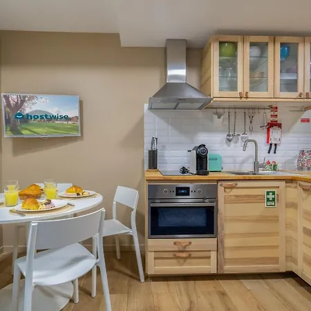 Host Wise - Homely Noble Flats - Garden & Jacuzzi 아파트 *